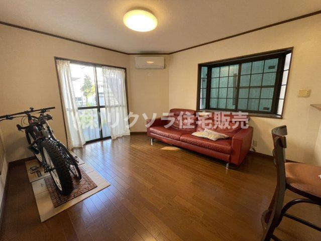 国松町　中古一戸建ての居間・リビング|LDK13.75帖
■物件内覧・資金計画相談・住宅ローン相談、リフォーム相談、お問合せ受付中■
※当日・翌日のご内覧、ご相談はお電話でのお問合せがスムーズです！