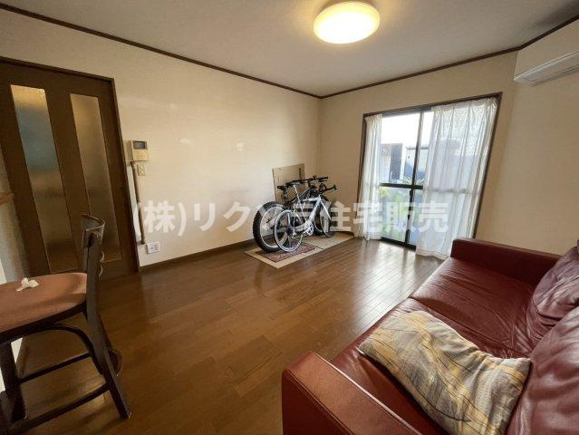 国松町　中古一戸建ての居間・リビング|LDK13.75帖
■物件内覧・資金計画相談・住宅ローン相談、リフォーム相談、お問合せ受付中■
※当日・翌日のご内覧、ご相談はお電話でのお問合せがスムーズです！