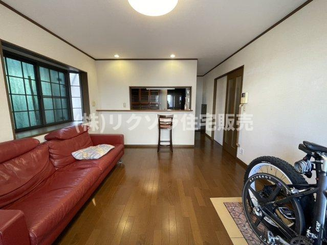 国松町　中古一戸建ての居間・リビング|LDK13.75帖
■物件内覧・資金計画相談・住宅ローン相談、リフォーム相談、お問合せ受付中■
※当日・翌日のご内覧、ご相談はお電話でのお問合せがスムーズです！