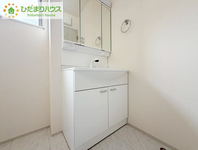 いわき市泉町滝尻第2　新築戸建　8号棟の独立洗面台|ゆったりとした洗面所には物入れを完備！タオルや洗剤をしまえます(^^)/