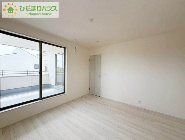 いわき市泉町滝尻第2　新築戸建　8号棟の寝室|バルコニーに面していて、たっぷり光りの入る明るい主寝室です！