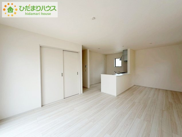 いわき市泉町滝尻第2　新築戸建　8号棟の居間・リビング|リビング大きな窓からは、暖かな日の光が降り注ぎます・・・
