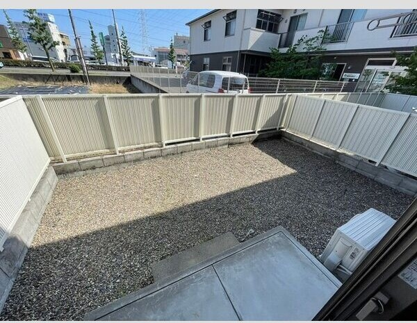 Bee　Houseの庭