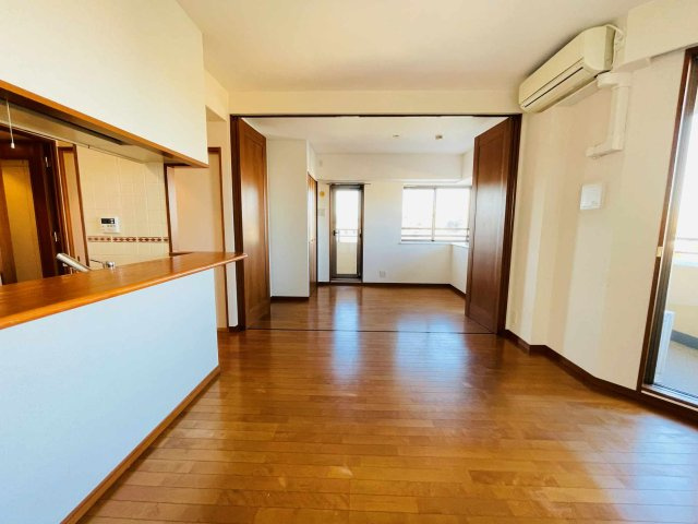 レクセルマンション福生の居間・リビング|隣の洋室を開けると広々と使用できます！