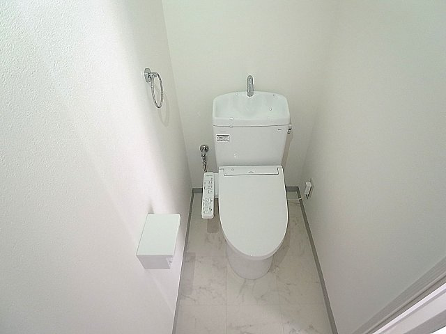 澤村マンションのトイレ|温水洗浄便座付きのトイレ