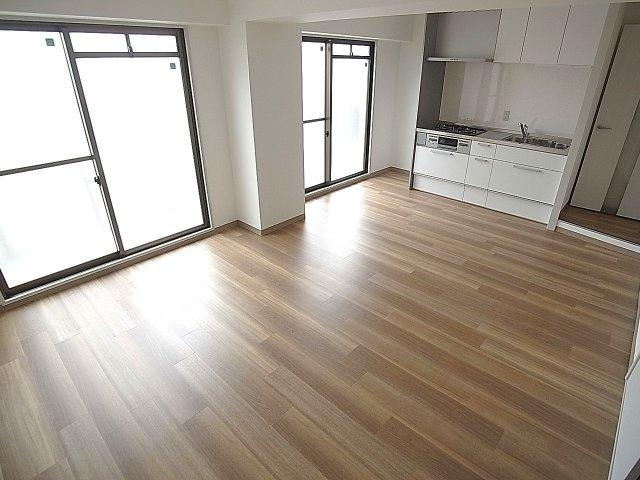 澤村マンションの居間・リビング|リノベーションされた綺麗な室内に感動します