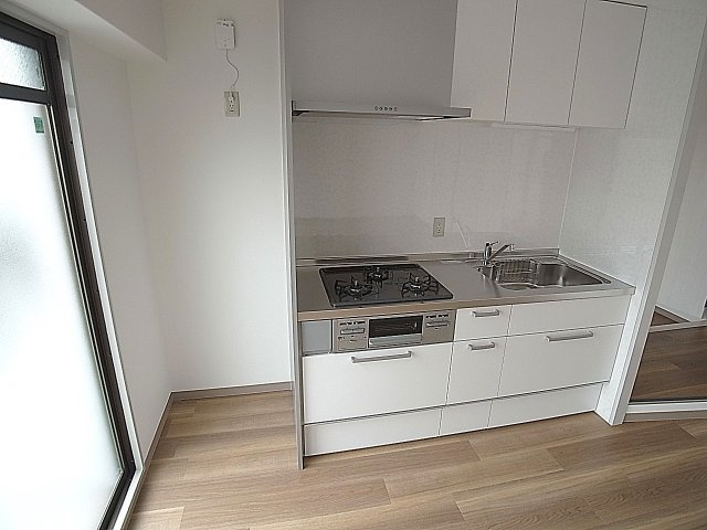 澤村マンションのキッチン|システムキッチン、3口ガスコンログリル付き