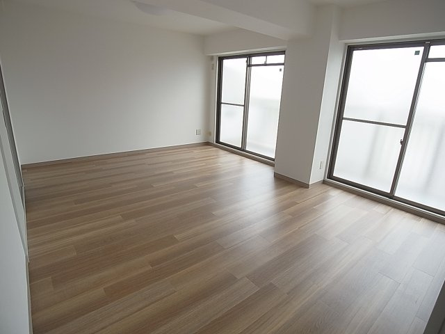 澤村マンションの居間・リビング|開放感の有る広いリビングスペース