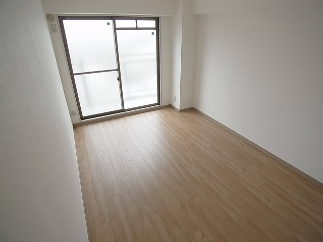 澤村マンションの内装|南向きの明るい洋室