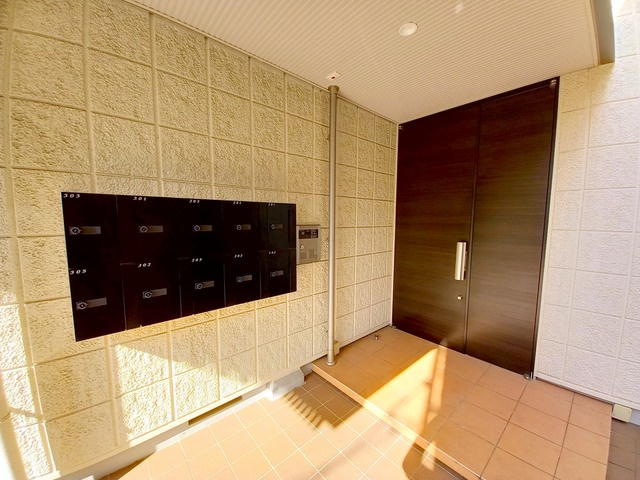 ベルフェリシアのロビー|オートロック付きのエントランス