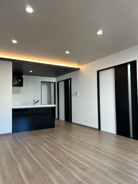 梶町１の居間・リビング|クロスやフローリングのお色でガラッと雰囲気は変わります♪