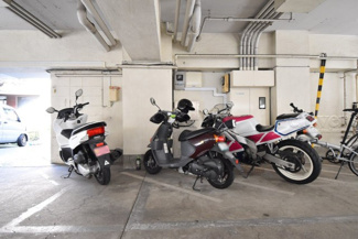 【駐車場】 | バイク置き場。空き区画の有無や駐輪料金、サイズおよび排気量規定などについては、改めてお問い合わせください。～即日のご見学可能～　お問合せはお気軽にどうぞ。
