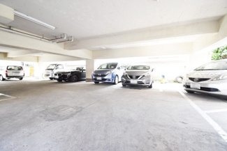 【駐車場】 | マンションの駐車場スペース。空きの有無や駐車料金、サイズ規定などについては、改めてお問い合わせください。～即日のご見学可能～　お問合せはお気軽にどうぞ。
