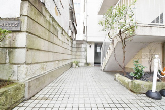 【エントランス】 | お客様を、そして住人を出迎えてくれるマンションのエントランス。ゴミが落ちていないことからも、管理状態の良さや住民の節度の高さが見て取れます。～即日のご見学可能～　お問合せはお気軽にどうぞ。
