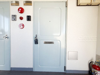 【その他共用部分】 | 皆様をお迎えする、お部屋の玄関ドア。開けやすさや開放角度、ドアノブの操作しやすさや鍵の形状などを、現地で一度ご確認ください。～即日のご見学可能～　お問合せはお気軽にどうぞ。