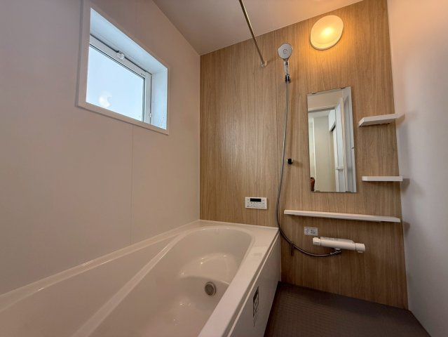 【今からご案内可能】愛知郡東郷町和合ヶ丘3丁目　全2棟の浴室|【浴室】
◆アクセントパネルで落ち着きのある雰囲気を演出します。毎日の疲れを癒やすバスタイムをお楽しみ下さい！
◆窓付きで、カビの繁殖を抑える効果があります。