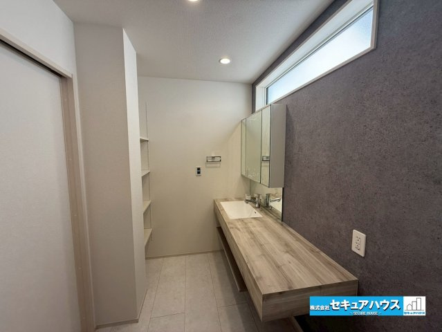 【今からご案内可能】愛知郡東郷町和合ヶ丘3丁目　全2棟の独立洗面台|【洗面スペース】
◆オープンサニタリーのためえ見せる収納で自分好みにアレンジすることもできます♪
◆洗面所の可動棚はタオルや洗剤などの収納に便利です。