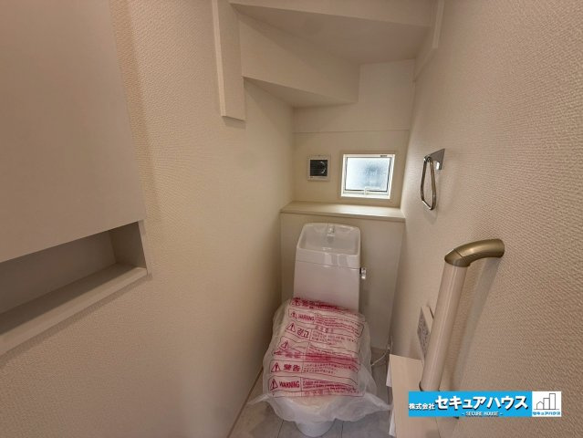 【今からご案内可能】愛知郡東郷町和合ヶ丘3丁目　全2棟のトイレ|【高機能トイレ】
◆高機能トイレの多くは便器のフタの開閉が自動であり、使用後に手動で水を流す面倒もなく非常に便利です。スタイリッシュな見た目で、お掃除しやすく、節水効果が高いです。
