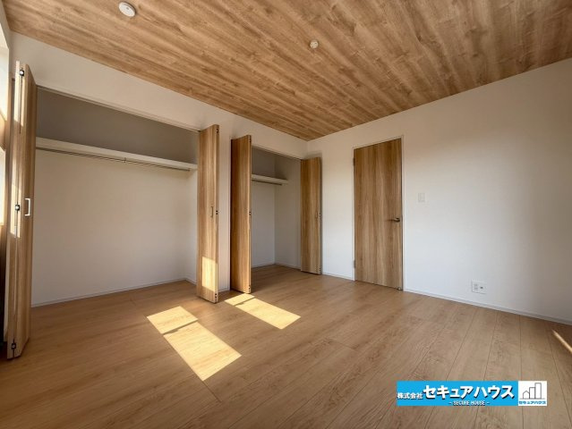 【今からご案内可能】愛知郡東郷町和合ヶ丘3丁目　全2棟の洋室|【洋室】
◆家族一人ひとりの大切なプライベート空間。趣味に合わせて使って頂けるようシンプルに仕上げてあります。暮らし心地を大きく左右する収納を、適材適所に配置し使い勝手を考慮しました。　