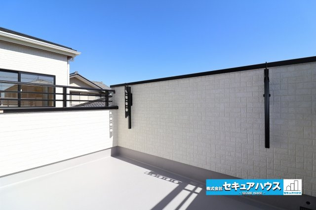 【今からご案内可能】愛知郡東郷町和合ヶ丘3丁目　全2棟のバルコニー|【バルコニー】
◆見晴らしもよく、太陽の温かな温もりをめいっぱい受け止めてくれます。
太陽の光と爽やかな風を受けたお洗濯物はあっという間に乾き、取りこむ時には太陽の匂いを感じられそうですね。　