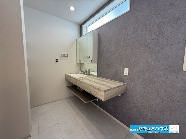 【今からご案内可能】愛知郡東郷町和合ヶ丘3丁目　全2棟の独立洗面台|【洗面台】
◆鏡の裏にはたっぷりと収納スペースを標準装備！
◆電源を付属しているのでドライヤーなど利用できます。