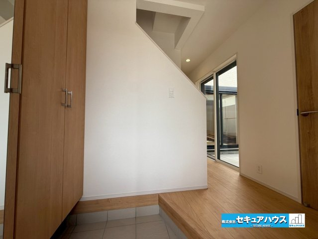 【今からご案内可能】愛知郡東郷町和合ヶ丘3丁目　全2棟の玄関|【玄関】
◆お家に出会う人々を迎える玄関だからこそ、広々清潔感あふれる空間にしたいものです。採光・通風にも配慮された設計で毎日明るい空間をキープします♪
◆大きなシューズボックス付きです♪