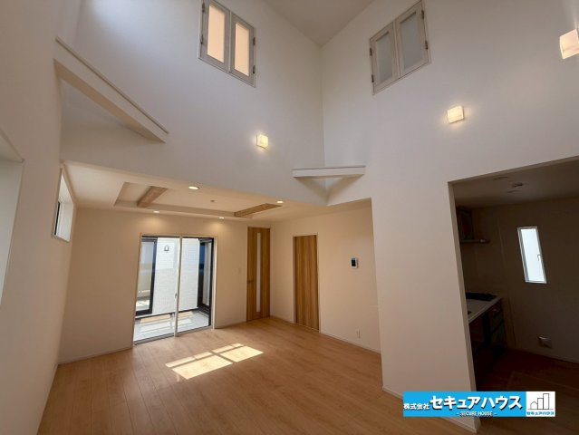 【今からご案内可能】愛知郡東郷町和合ヶ丘3丁目　全2棟の居間・リビング|【LDK】
◆吹抜付きのリビングは開放感と、高窓から自然光が降り注ぐ明るい空間になっています。
◆上下階がつながるため家族の気配を感じやすく、コミュニケーションが活発になることも魅力です。