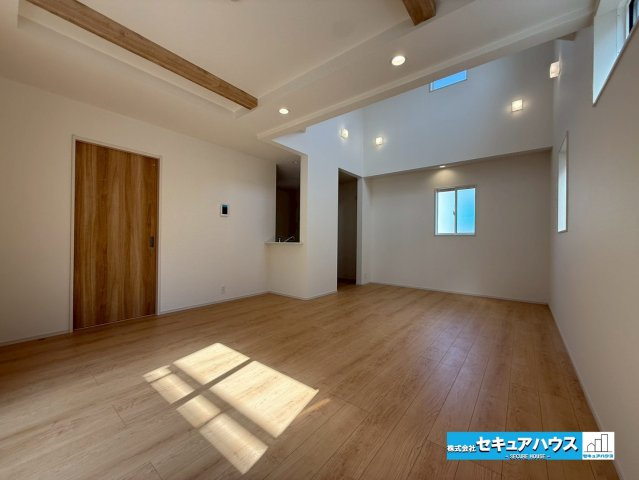 【同施工物件ご案内可能】愛知郡東郷町和合ヶ丘3丁目　全2棟の内観：施工例|【LDKイメージ】
◆通学から帰宅し、リビングルームで会話を楽しむ子ども達。リビングから臨む景色は太陽色に染まり、解放感溢れゆったりとしたひと時を過ごすことが出来る素敵な空間です。