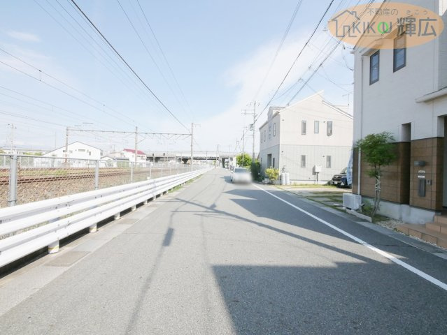 加古川市米田町平津　中古戸建の前面道路含む現地写真