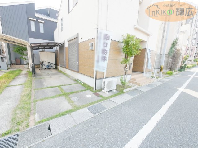 加古川市米田町平津　中古戸建の駐車場