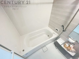 ユニットバスは省スペースでありながら、シンプルな設計と使いやすさを備え、簡便なメンテナンスが可能です。またミラー・小物置き場もあり便利です。
