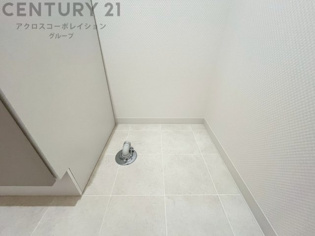 洗濯物の仕分け作業がしやすく、整理整頓が容易になります。洗濯音や湿気を他の部屋に持ち込まず、生活環境を快適に保ちます。上部を活用すれば収納スペースを確保でき洗剤や洗濯用品の整理もしやすくなります。
