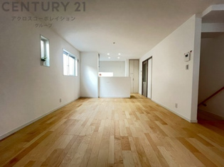 リビングダイニングは家族や友人とのコミュニケーションを楽しむ場所でくつろぎながら食事や会話を楽しめ、多目的に利用できリラックスできる空間です。家庭内の中心として機能し、快適な生活をサポートします。
