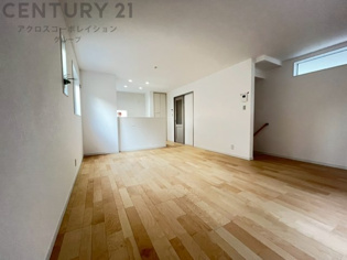 キッチン前のダイニングスペース　カウンターキッチンから料理の受け渡し等に便利です。ダイニングセットを置いても十分な広さを確保。
