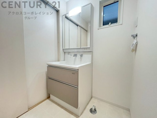 化粧品や洗顔料、歯ブラシなどの必需品をまとめて置ける収納スペースがあり、使用するたびに取り出す手間が省けます。また、水回りのため、濡れても大丈夫な素材が使用されており、お手入れが簡単です。
