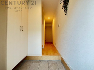 大きな玄関収納付きの玄関です　家族皆様の履物をしっかり収納できます
