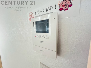 訪問者が来たときにテレビ画面で確認できるため、安心してドアを開けられます。録画機能があるものもあり、留守中に来訪者を記録しておくことができます。利便性が高く、セキュリティ面でも安心です
