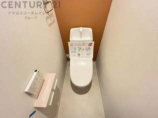 温水洗浄便座付トイレは温水洗浄機能により、暖かい水でおしりを洗浄することができ、冷たい水を使う従来の便座に比べ、温水洗浄機能で暖かいトイレを提供し、快適な使用を可能にします。
