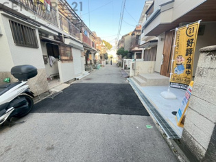 現地は戸建住宅が立ち並ぶエリアとなっており車通りが多くなく閑静な住環境となっております。
