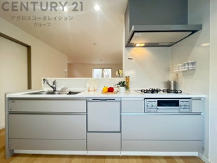 シンプルなデザインと使いやすさを兼ね備えた対面式システムキッチンは、効率的な作業スペースを提供し、家族やゲストとのコミュニケーションを促進します。
