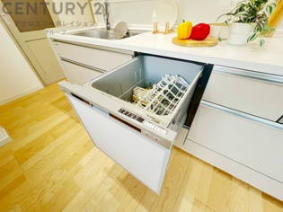 手洗いに比べて時間や労力を節約できることです。また、高温のお湯で洗浄されるため、雑菌や細菌を殺菌する効果もあります。さらに、乾燥機能があるため、手で拭く手間も省け衛生的に保管できます。
