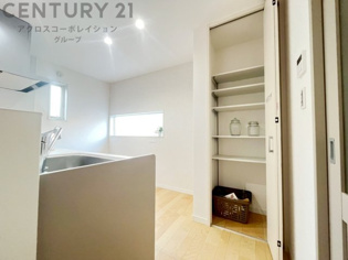 キッチン横には、キッチン収納棚スペースを設けており便利にお使いいただけます