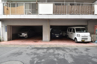 【駐車場】 | マンションの駐車場スペース。空きの有無や駐車料金、サイズ規定などについては、改めてお問い合わせください。～即日のご見学可能～　お問合せはお気軽にどうぞ。
