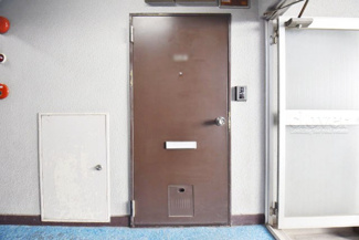 【その他共用部分】 | 皆様をお迎えする、お部屋の玄関ドア。開けやすさや開放角度、ドアノブの操作しやすさや鍵の形状などを、現地で一度ご確認ください。～即日のご見学可能～　お問合せはお気軽にどうぞ。