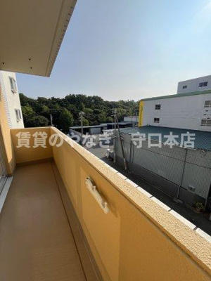 【バルコニー】 | レジデンス鶴見緑地 | 暖かな日差しのふりそそぐバルコニー