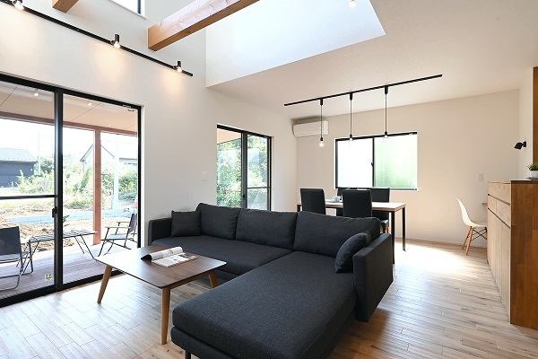 中古戸建　狭山市水野の居間・リビング|明るく広々としたリビングダイニング※家具、家電は売買対象に含まれません。