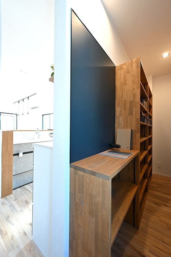 中古戸建　狭山市水野の収納|便利なキッチン裏のパントリー