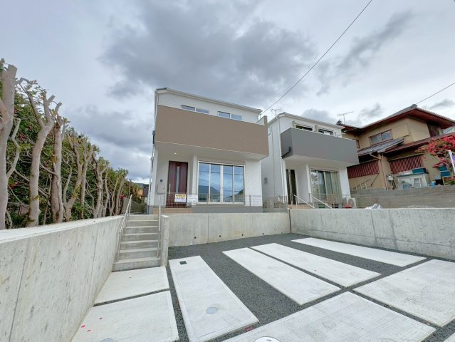 地下鉄「石田」駅まで徒歩１４分◆並列駐車２台可能◆水回り動線良好な４ＬＤＫ◆宇治市木幡御蔵山１期