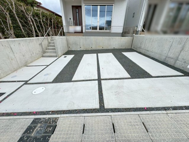 地下鉄「石田」駅まで徒歩１４分◆並列駐車２台可能◆水回り動線良好な４ＬＤＫ◆宇治市木幡御蔵山１期の駐車場|駐車スペース