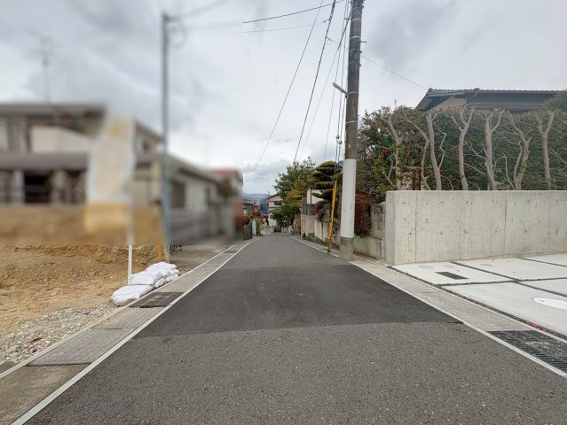 地下鉄「石田」駅まで徒歩１４分◆並列駐車２台可能◆水回り動線良好な４ＬＤＫ◆宇治市木幡御蔵山１期の展望|前道